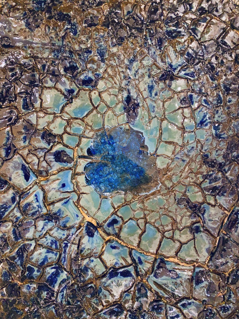 Crackled blue and gold glaze surface — ceramic detail by Catharina Goldnau
